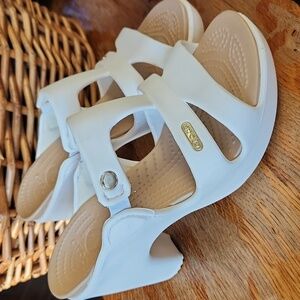 CROCS sz 6 Cyprus V heels White